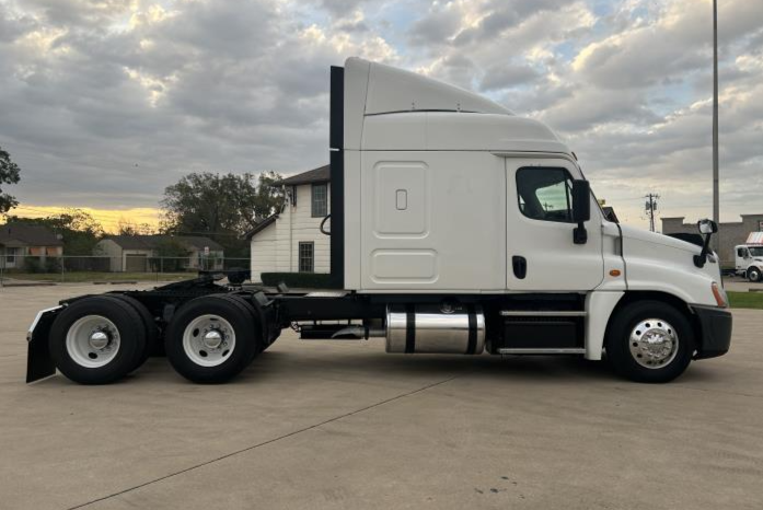 
								Used 2018 Freightliner Cascadia Sleeper in Irving Texas full									