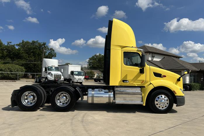 
								Used 2021 Peterbilt 579 Day Cab in Irving Texas full									