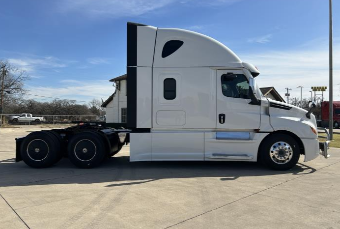 
								Used 2024 Freightliner Cascadia Sleeper in Irving Texas full									