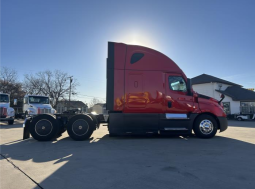 Used 2021 Freightliner Cascadia Sleeper in Irving Texas