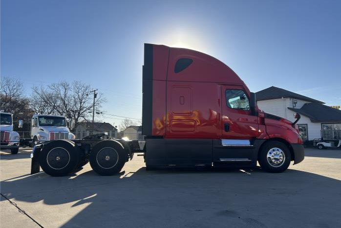 
								Used 2021 Freightliner Cascadia Sleeper in Irving Texas full									