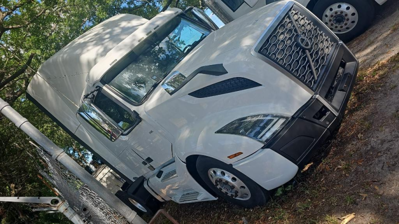 
								Used 2019 Volvo VNL Sleeper in Orlando Florida full									