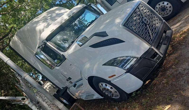 
								Used 2019 Volvo VNL Sleeper in Orlando Florida full									