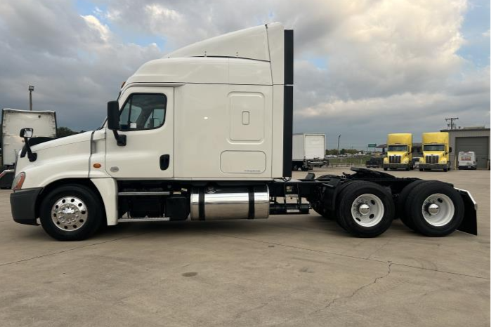 
								Used 2018 Freightliner Cascadia Sleeper in Irving Texas full									