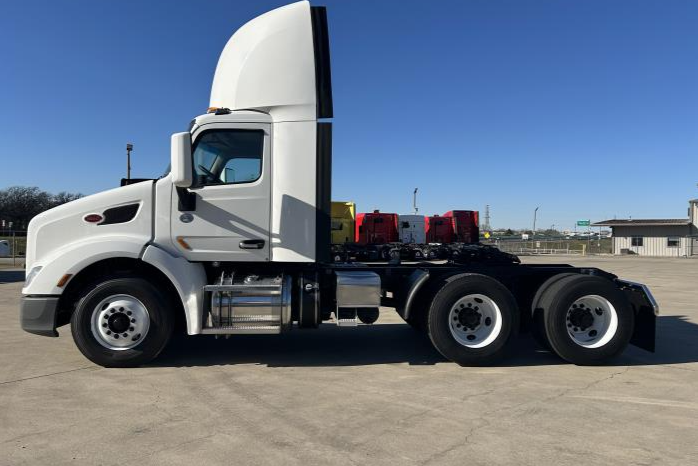 
								Used 2020 Peterbilt 579 Day Cab in Irving Texas full									