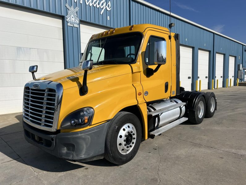 
								Used 2019 Freightliner Cascadia Day Cab in Des Moines IA full									