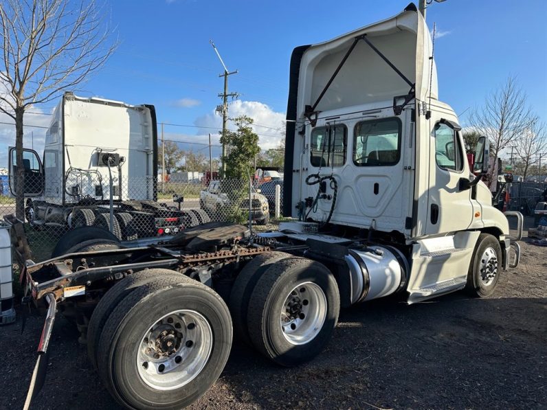 
								Used 2011 Freightliner Day Cab in Tampa Florida full									