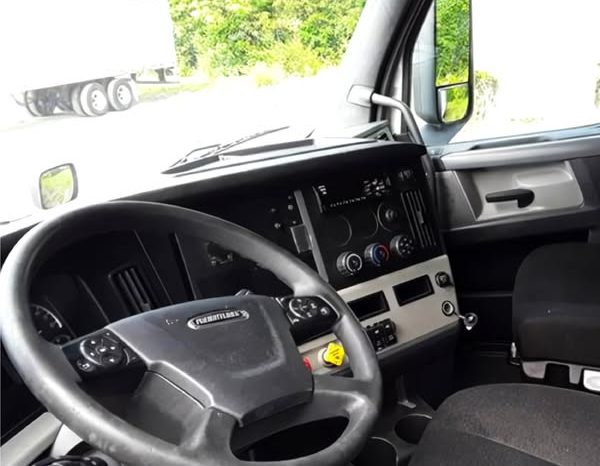 
								Used 2020 Freightliner Cascadia 126 Sleeper in El centro California full									