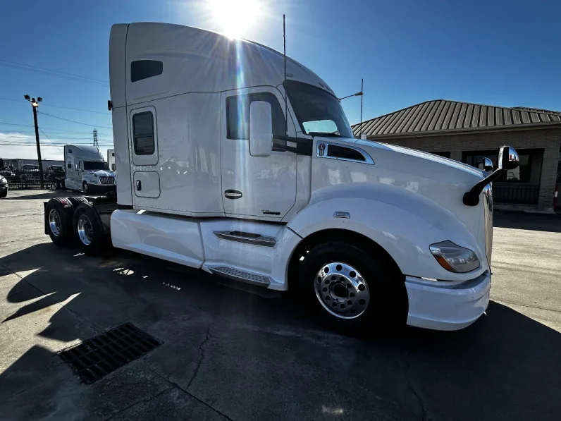 
								Used 2020 Kenworth T680 Sleeper in Houston Texas full									