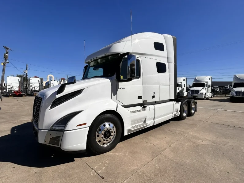 
								Used 2019 Volvo 760 Sleeper in Houston Texas full									