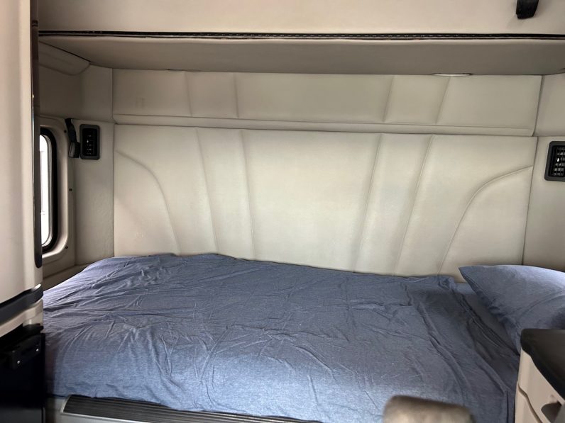 
								Used 2020 Peterbilt 579 Sleeper in Strafford Missouri full									