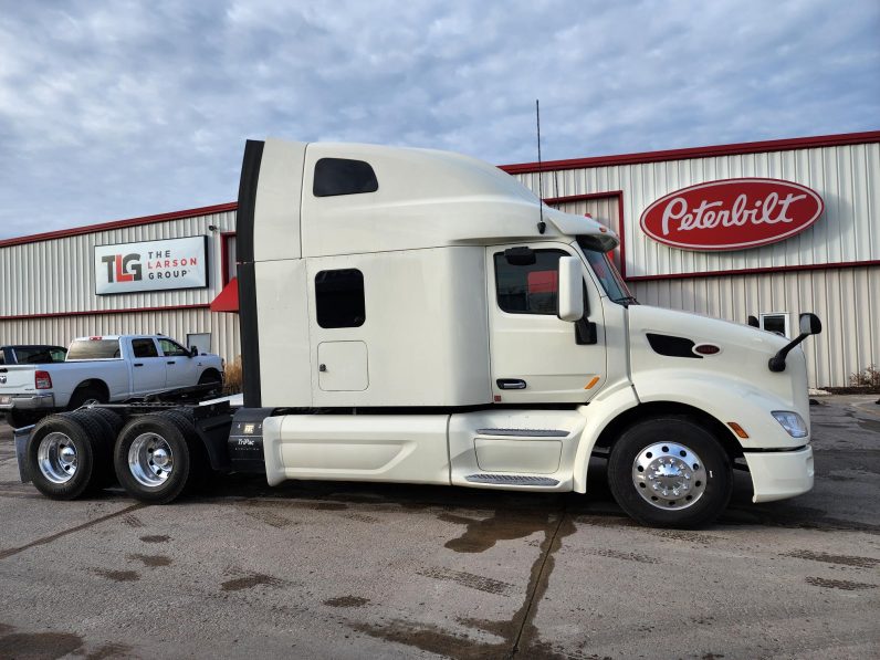 
								Used 2021 Peterbilt 579 Sleeper in O’Fallon Missouri full									