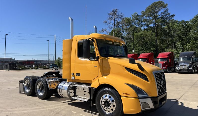 
								Used 2021 Volvo VNL62T300 Day Cab in Houston Texas full									