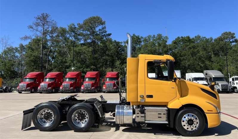 
								Used 2021 Volvo VNL62T300 Day Cab in Houston Texas full									
