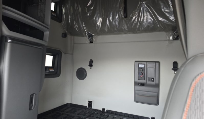 
								Used 2022 Volvo VNL64T760 Sleeper in St Louis Illinois full									