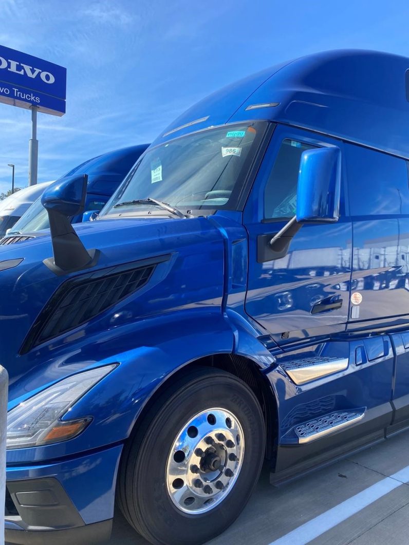 
								New 2025 Volvo VNL64T860 Sleeper in Houston Texas full									