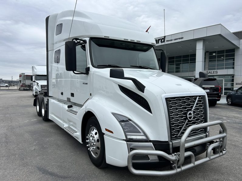 
								Used 2022 Volvo VNL64T760 Sleeper in Austin Texas full									