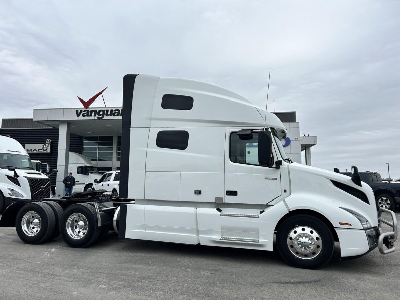 
								Used 2022 Volvo VNL64T760 Sleeper in Austin Texas full									
