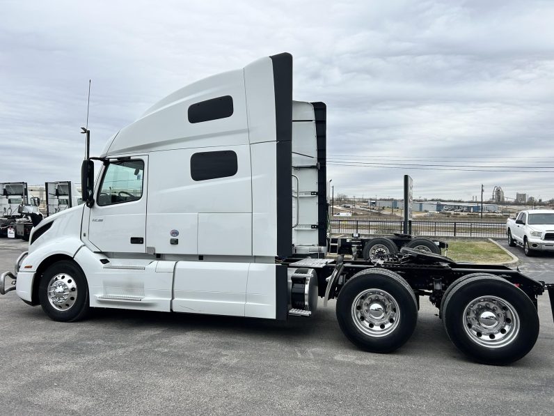 
								Used 2022 Volvo VNL64T760 Sleeper in Austin Texas full									