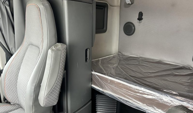 
								Used 2022 Volvo VNL64T760 Sleeper in Austin Texas full									
