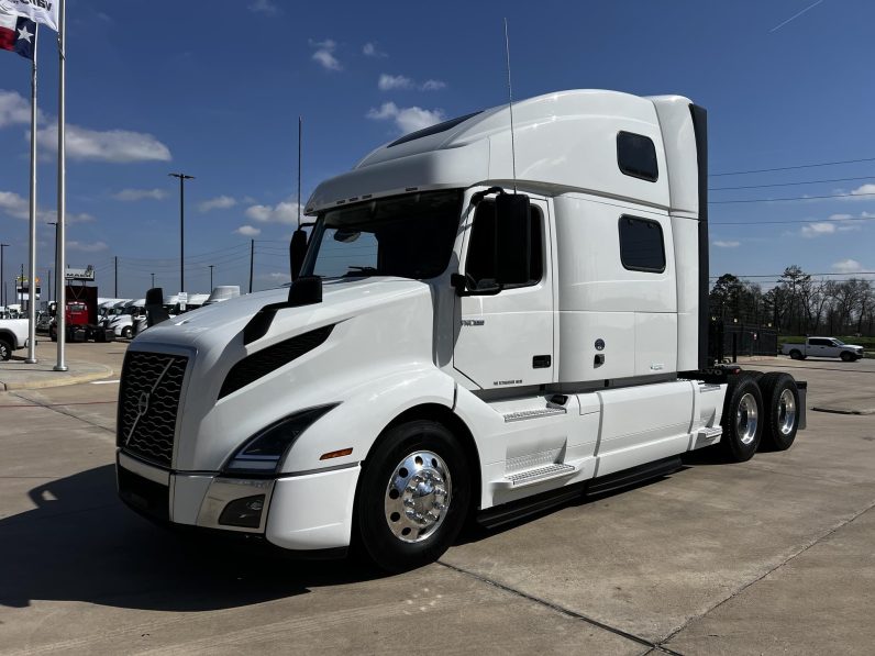 
								Used 2023 Volvo VNL64T860 Sleeper in Houston Texas full									