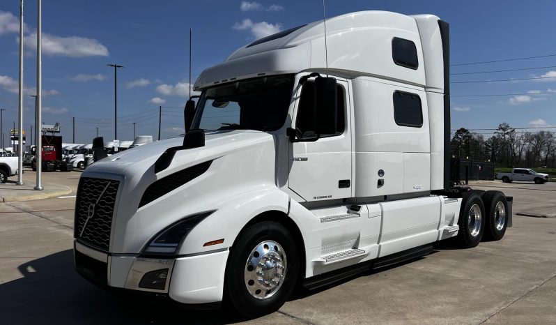 
								Used 2023 Volvo VNL64T860 Sleeper in Houston Texas full									