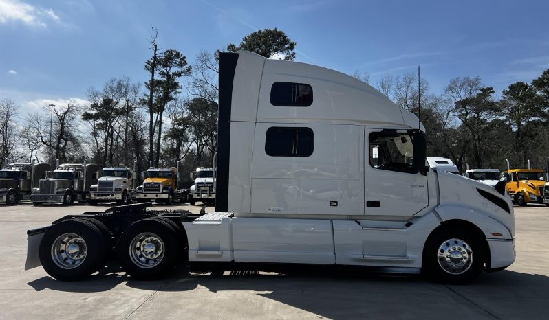 
								Used 2023 Volvo VNL64T860 Sleeper in Houston Texas full									