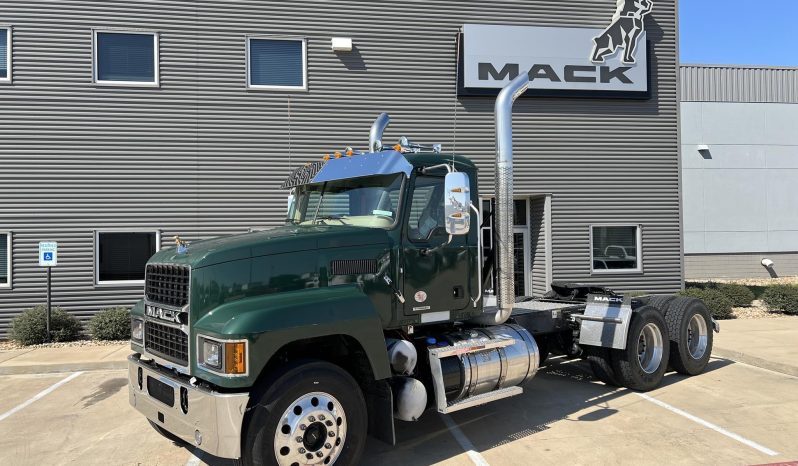 
								New 2026 Mack PINNACLE 64T Day Cab in Houston Texas full									
