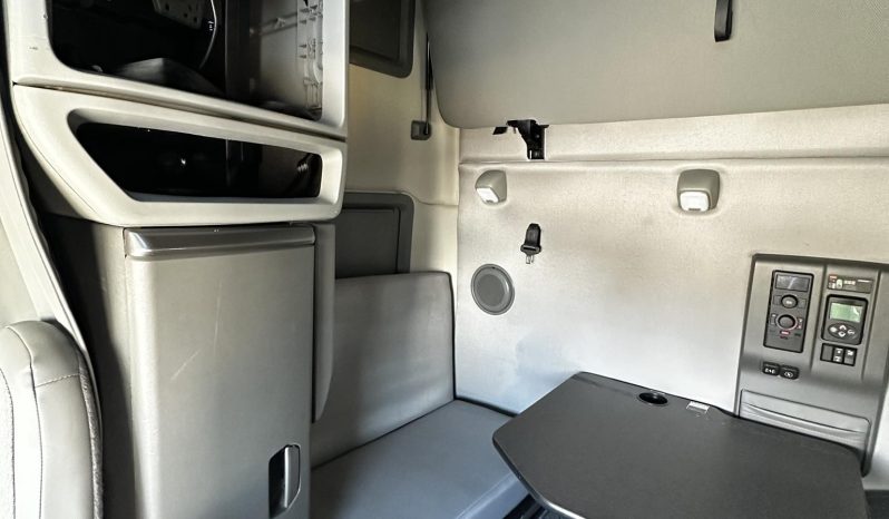 
								Used 2023 Volvo VNL64T760 Sleeper in Atlanta Georgia full									
