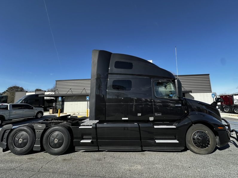 
								Used 2022 Volvo VNL64T760 Sleeper in Atlanta Georgia full									
