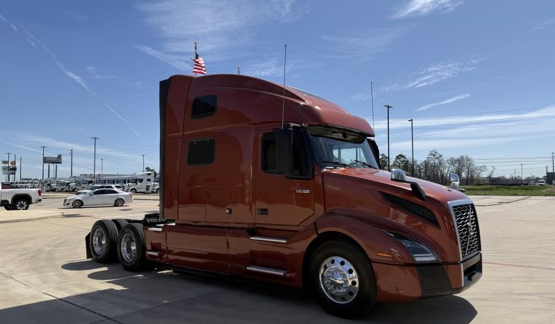 
								Used 2023 Volvo VNL64T860 Sleeper in Houston Texas full									