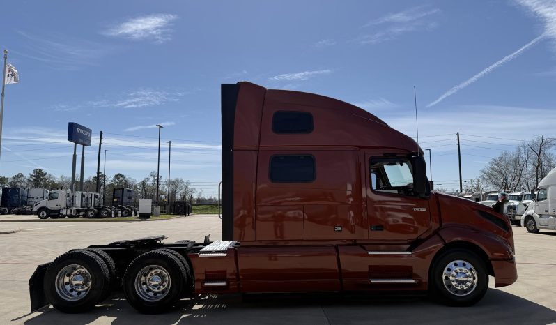 
								Used 2023 Volvo VNL64T860 Sleeper in Houston Texas full									