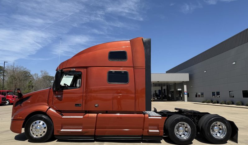 
								Used 2023 Volvo VNL64T860 Sleeper in Houston Texas full									