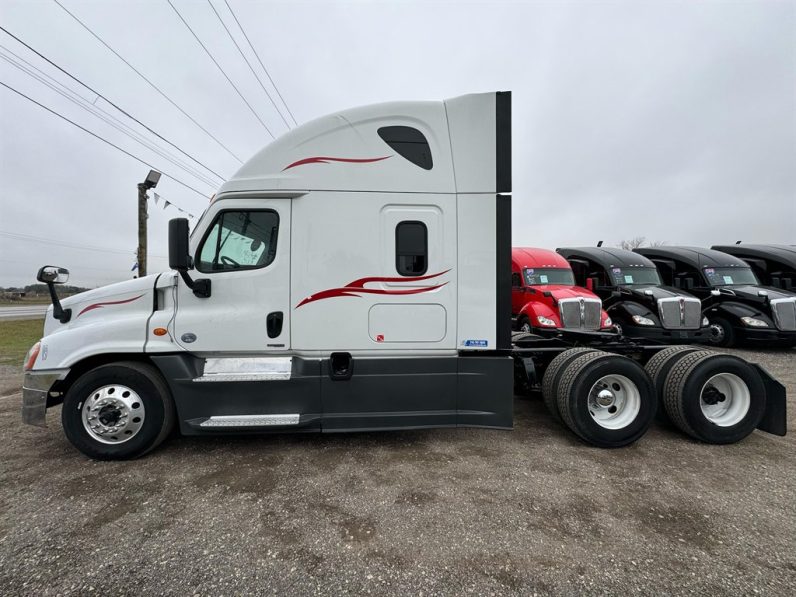 
								Used 2018 Freightliner Cascadia 125 Sleeper in Von Ormy Texas full									