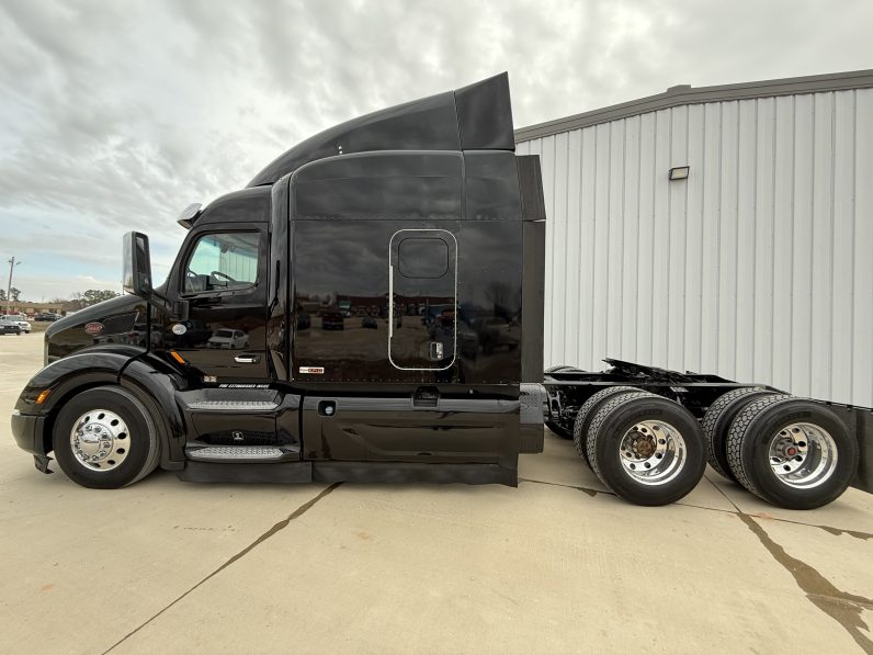 
								Used 2020 Peterbilt 579 Sleeper in Lowell Arkansas full									