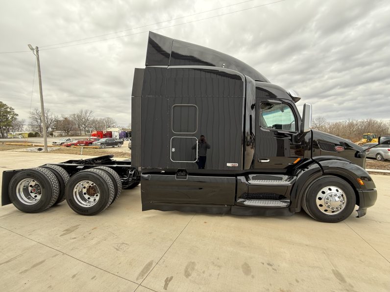 
								Used 2020 Peterbilt 579 Sleeper in Lowell Arkansas full									
