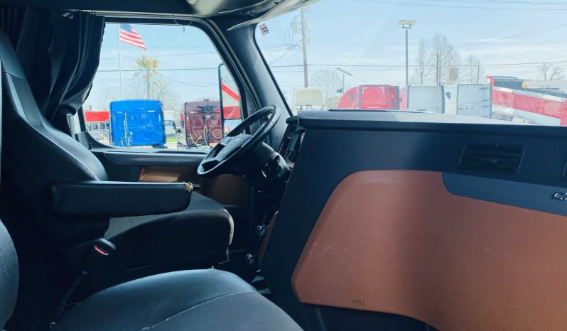 
								Used 2019 Freightliner Cascadia Sleeper in Houston Texas full									