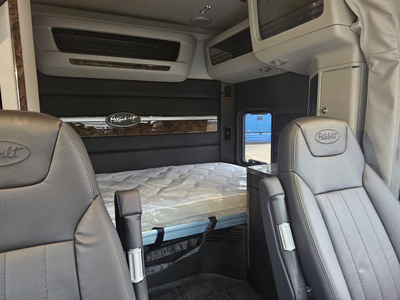 
								New 2025 Peterbilt 589 Sleeper in Strafford Missouri full									
