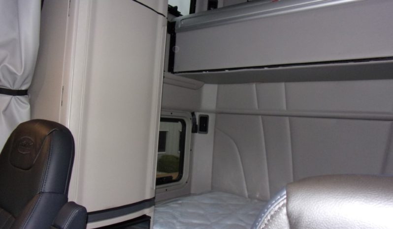 
								New 2025 Peterbilt 579 Sleeper in Van Buren Arkansas full									