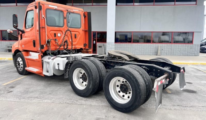 
								Used 2018 Freightliner CASCADIA 116 Day Cab in Council Bluffs Iowa full									