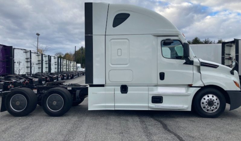 
								Used 2020 Freightliner Cascadia 126 Sleeper in Greensboro North Carolina full									