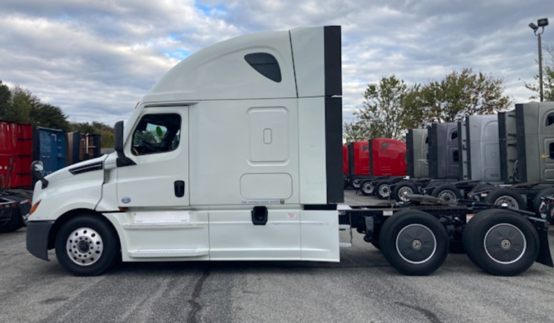 
								Used 2020 Freightliner Cascadia 126 Sleeper in Greensboro North Carolina full									