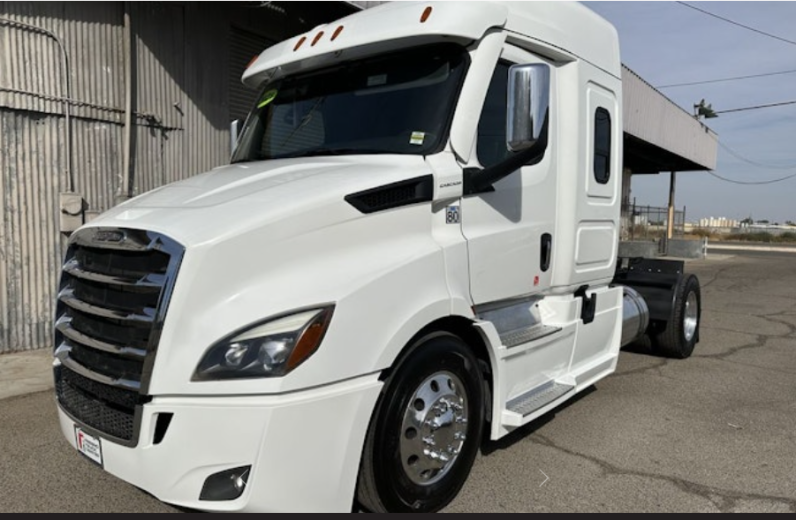 
								Used 2021 Freightliner Cascadia Sleeper in Fresno California full									