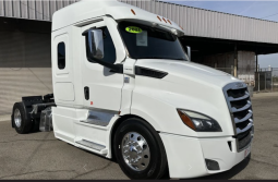 Used 2021 Freightliner Cascadia Sleeper in Fresno California