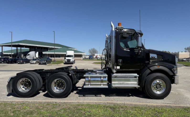
								Used 2022 Western Star 49X Day Cab in Houston Texas full									