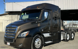 Used 2023 Freightliner Cascadia Sleeper in Fresno California