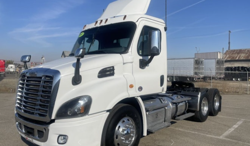 
								Used 2017 Freightliner Cascadia Day Cab in Fresno California full									