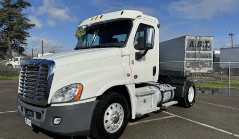 
								Used 2015 Freightliner Cascadia Day Cab in Sacramento California full									