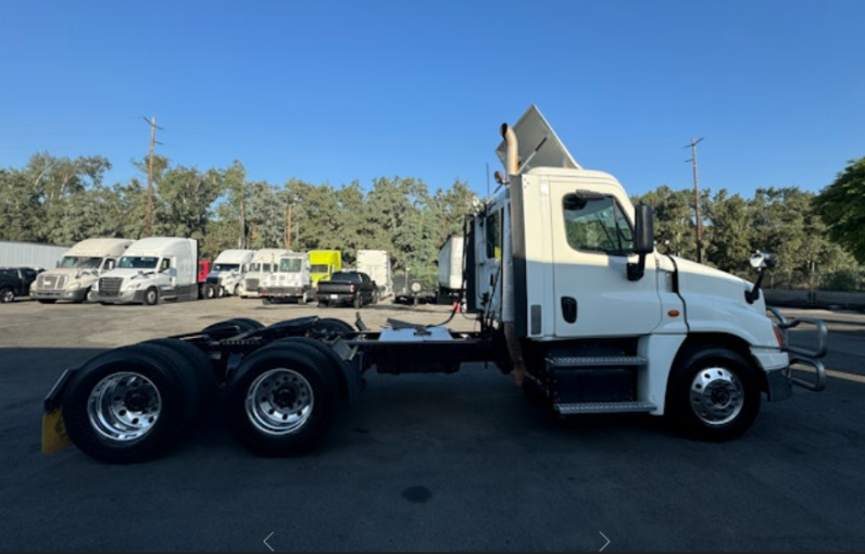 
								Used 2020 Freightliner Cascadia 125 Day Cab in Fontana California full									