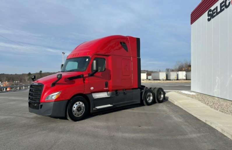 
								Used 2020 Freightliner Cascadia 126 Sleeper in Shrewsbury Massachusetts full									